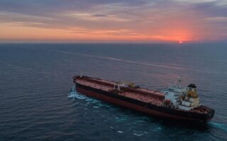 Iran–Mỹ: Ngừng bắn lung lay, tấn công tanker Hormuz, giá dầu tăng