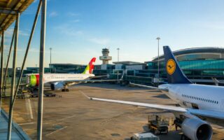 Lufthansa mua cổ phần TAP. Chỉ mang tính minh họa
